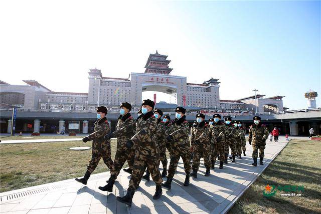 北京西站执勤武警，守护城市平安的忠诚卫士