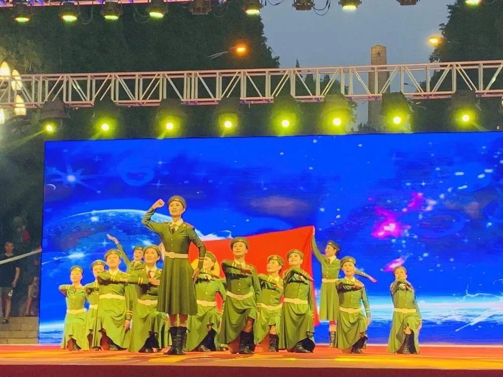 青春活力的广场舞，舞动生活的旋律