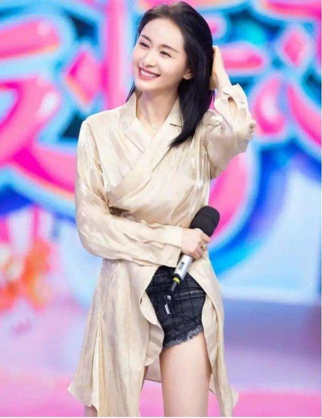黑色衬衣搭配女，时尚魅力的完美诠释