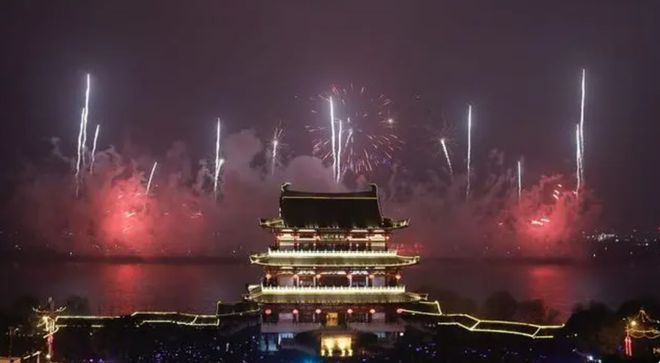武汉烟火燃放，城市中的璀璨瞬间