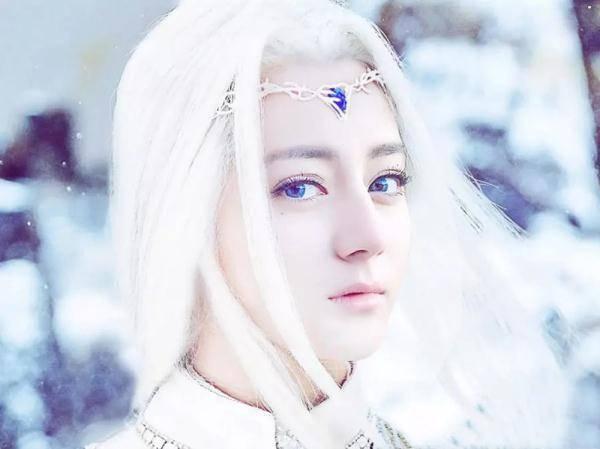 白发的角色，岁月赋予的智慧与魅力