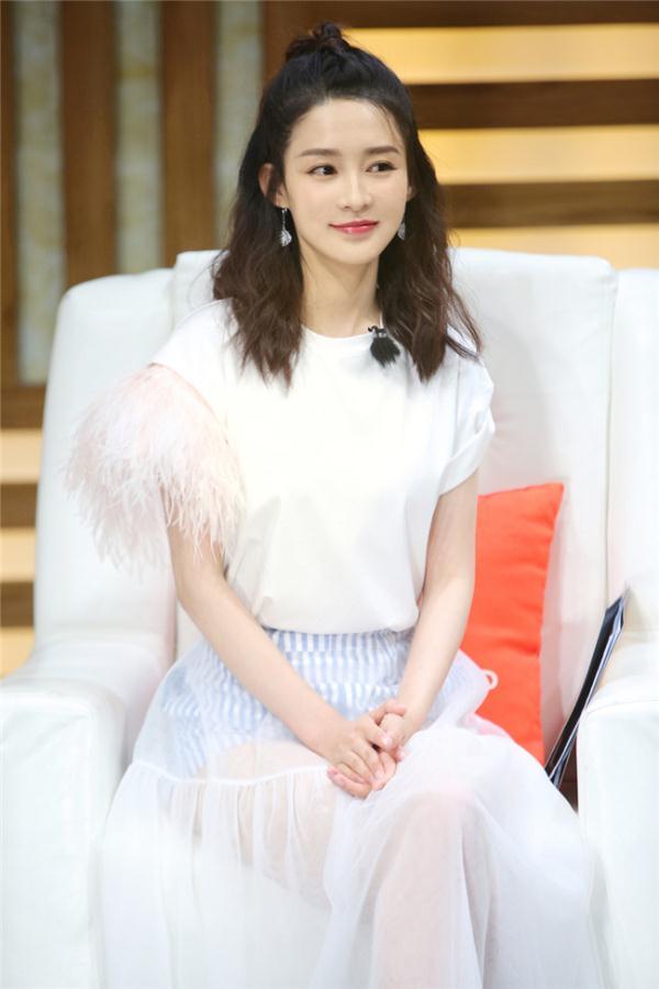 女声配音演员现场，魅力与才华的交织