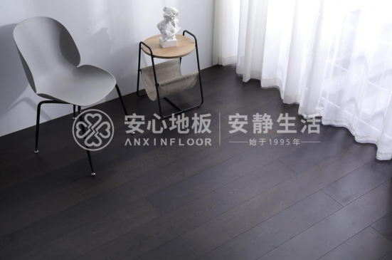 大块木制地板效果图，展现自然美感与实用性的完美结合