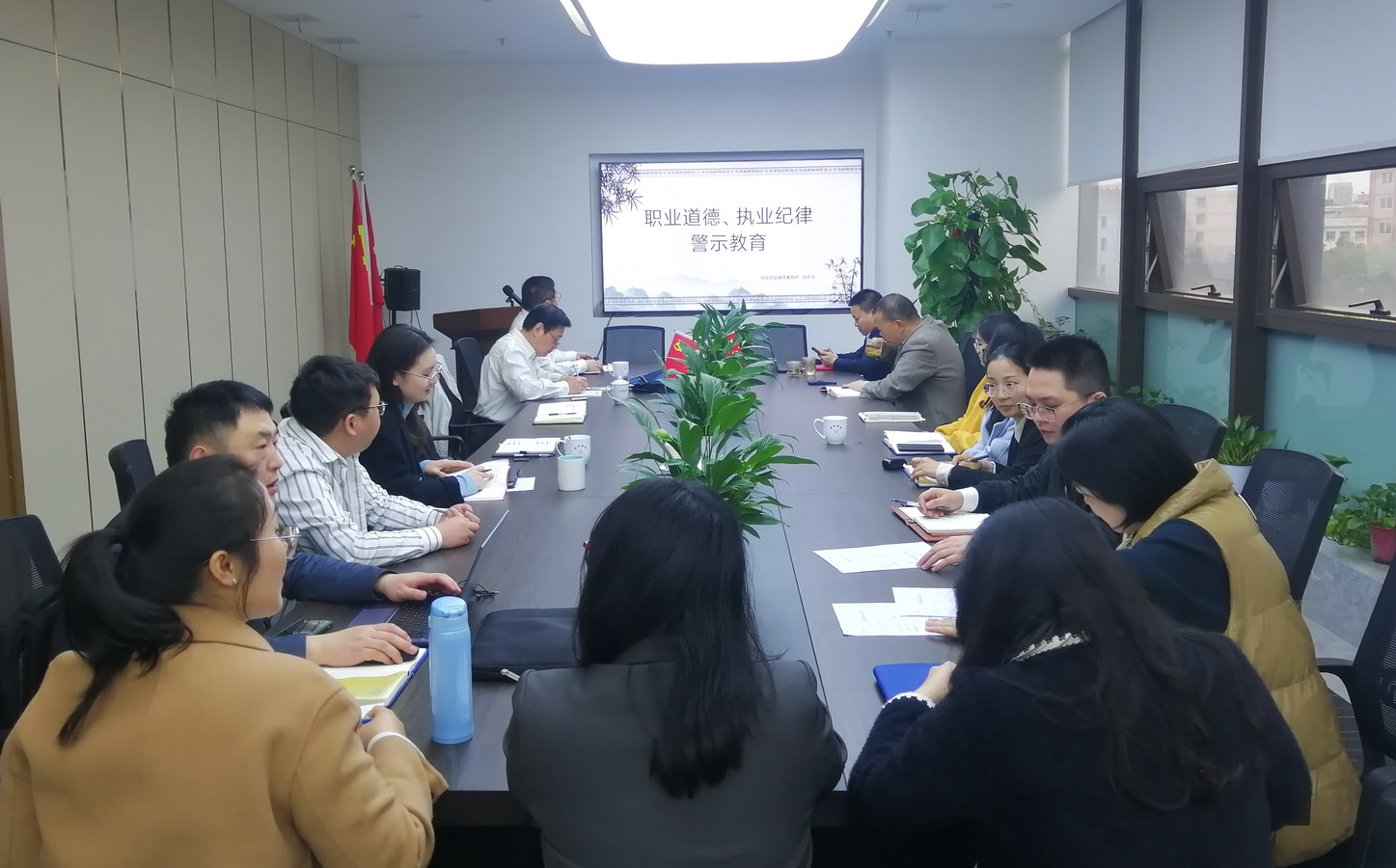 律师应以国家利益为重，职业责任与国家情怀的融合
