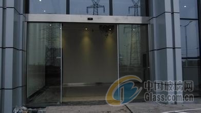 深圳沙井玻璃门安装，专业工艺与高效服务的完美结合