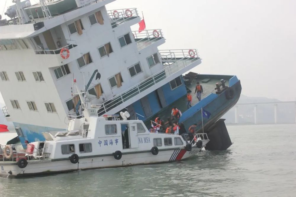 长江货轮万吨巨轮，探索中国内河航运的壮丽之旅