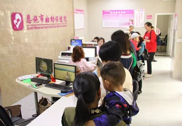 儿童保健中心专家，守护儿童健康的守护者