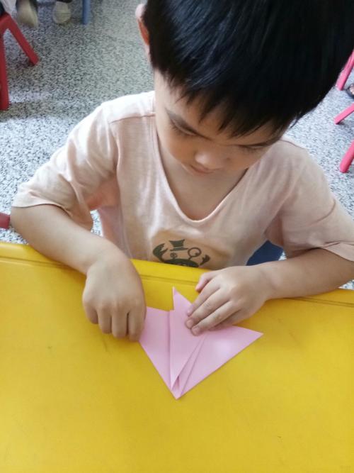 美术活动小班手工折纸，培养孩子的精细动作能力与创造力