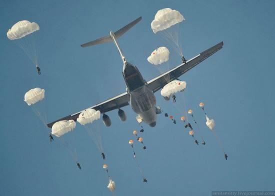 东南亚伞兵突降，空中力量的独特展示