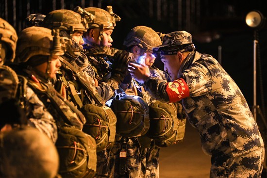 伞兵帅气，英勇无畏的空中战士风采