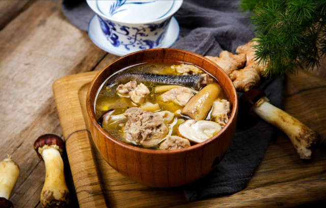 菠菜蛋花瘦肉汤，一道营养丰富的家常美食