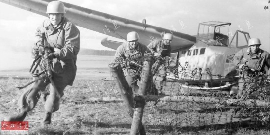 德国伞兵与空降行动，二战中的英勇与策略
