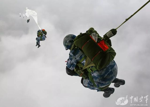 北京伞兵，英勇无畏的空中利刃
