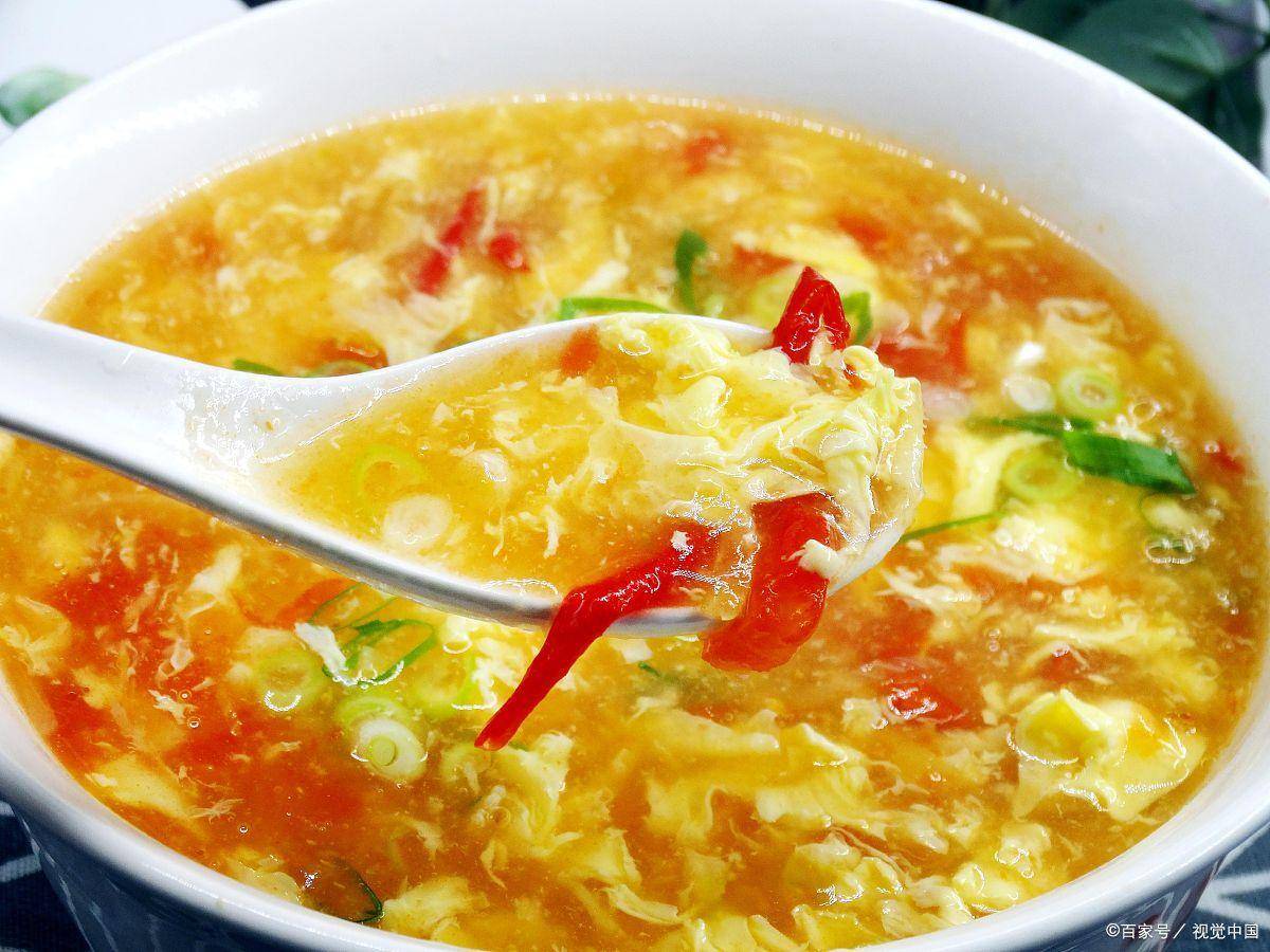 西红柿蛋汤的蛋花艺术，一道家常美食的细致解析
