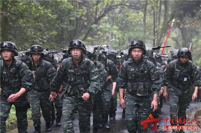 伞兵负重标准，挑战极限与保障战斗力