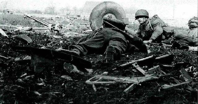 德军伞兵空降丛林，二战中的一次关键行动