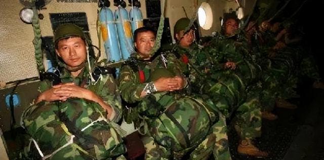汶川地震中的英雄伞兵，生死瞬间，英勇无畏的救援行动