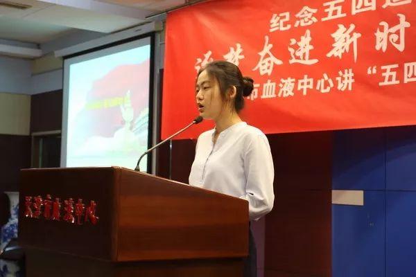 刘军读一本故事书，探索知识与想象的奇妙世界