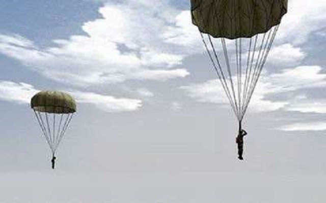 士兵伞兵跳伞，英勇无畏的空中之旅