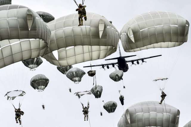 中国伞兵单兵作战装备，现代化装备下的精英力量
