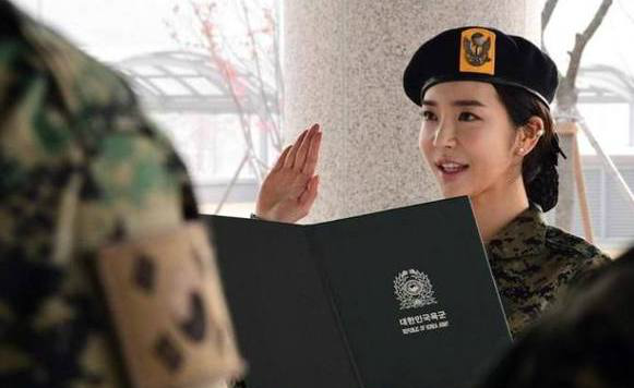 韩国女模伞兵，时尚与军事的完美结合