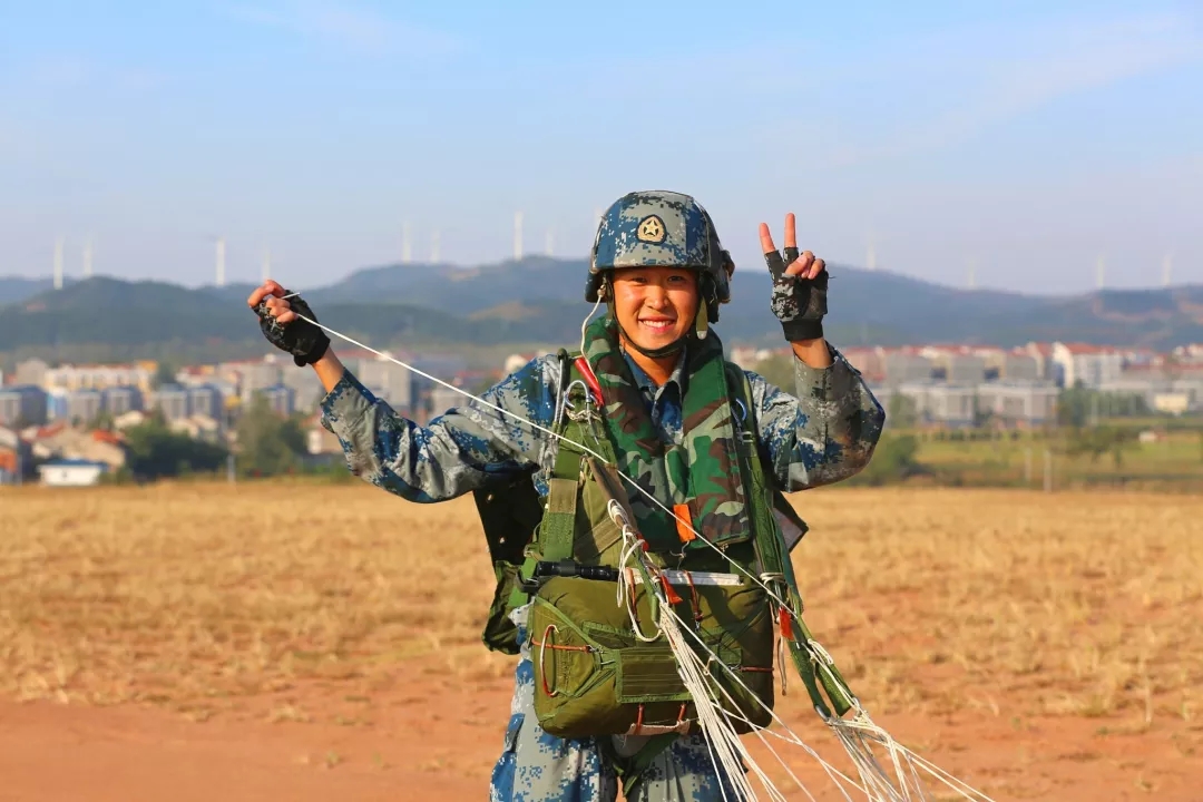 阅兵式上的伞兵视频，展现空中力量的壮丽画卷