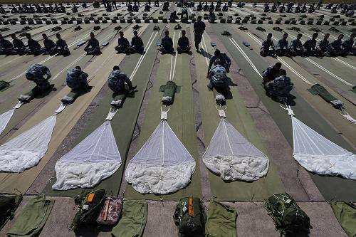 中国伞兵叠伞的步骤详解