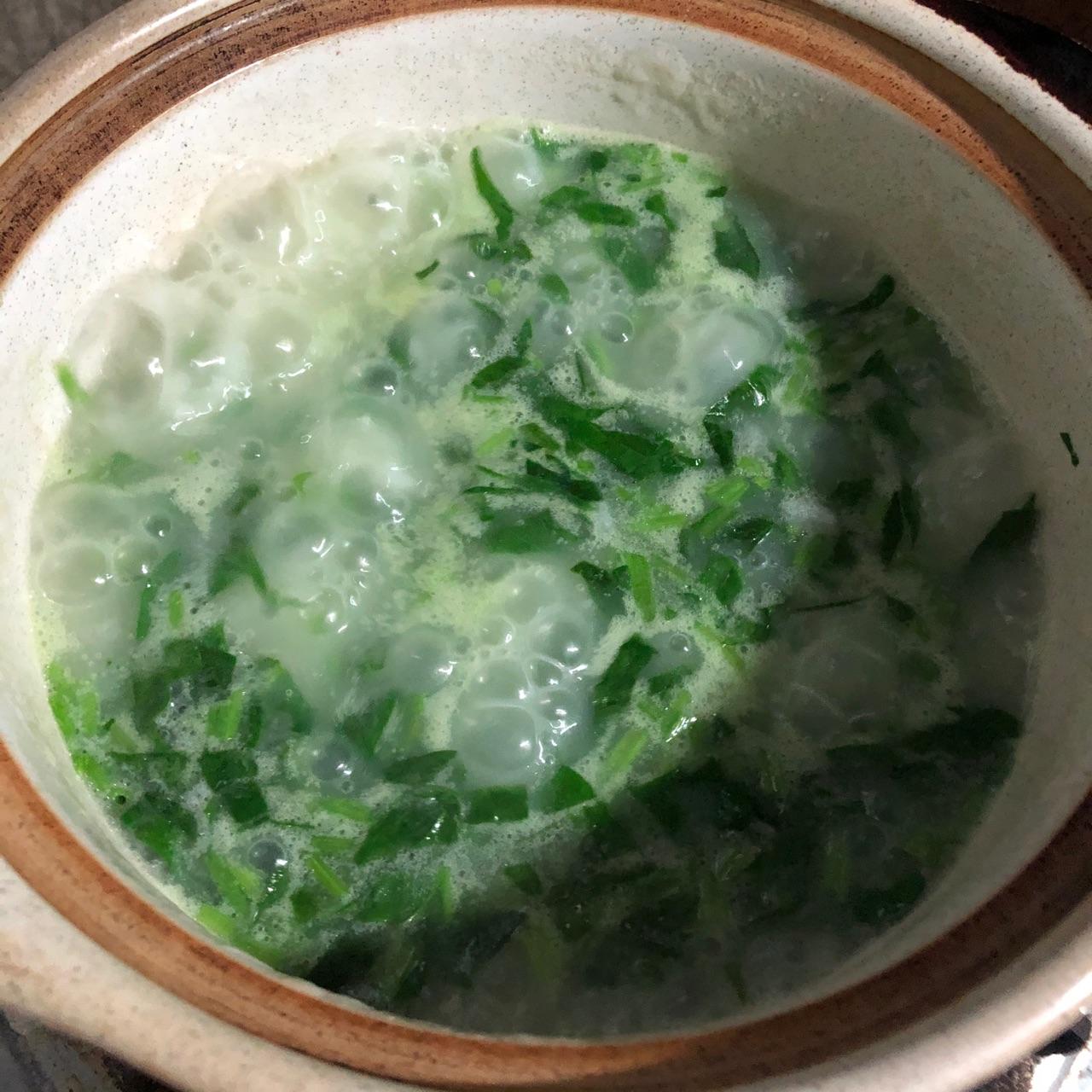 菠菜蛋花粥，一道营养美味的家常早餐做法