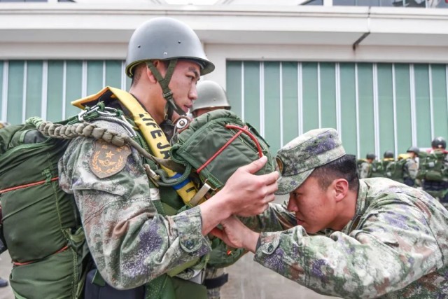 伞兵训练官，职责与级别的深度解读